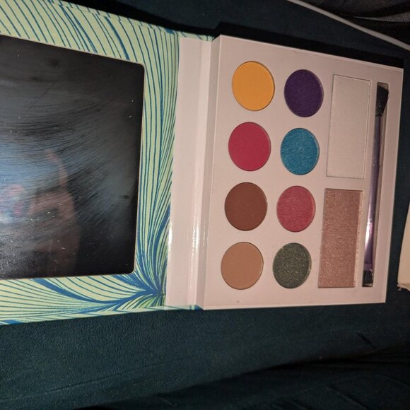 Laura Sanchez Moods Eyeshadow & Highlighter Palette - Picture 6 of 7